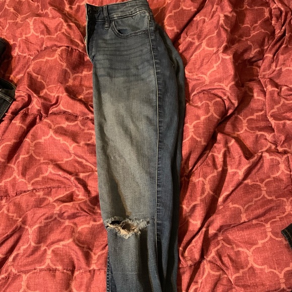 Ripped knee dark wash hollister - Picture 1 of 2